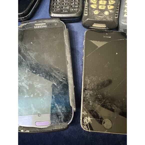 cell phones Lot of 16 older models in need of repair for parts or repair - - Picture 6 of 12